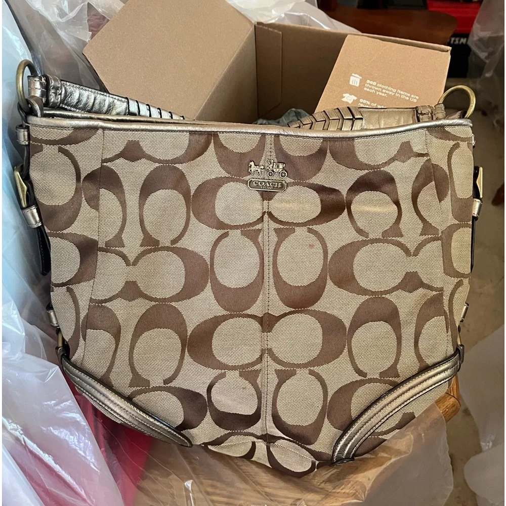 Coach handbag. Never used purchased from thredUP